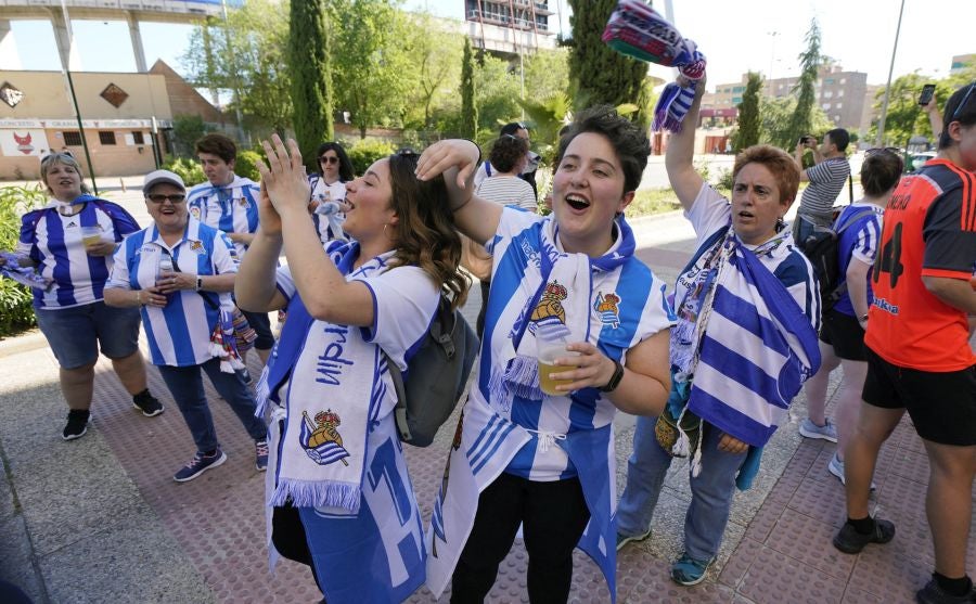 Gran ambiente en las inmediaciones del estadio Nuevo Los Cármenes antes del partido entra la Real y el Atlético Madrid