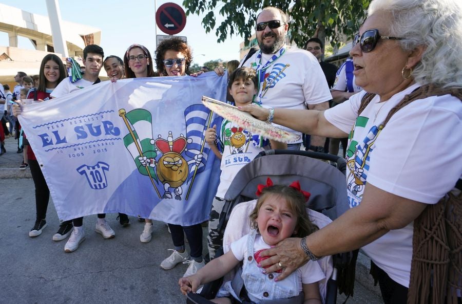 Gran ambiente en las inmediaciones del estadio Nuevo Los Cármenes antes del partido entra la Real y el Atlético Madrid