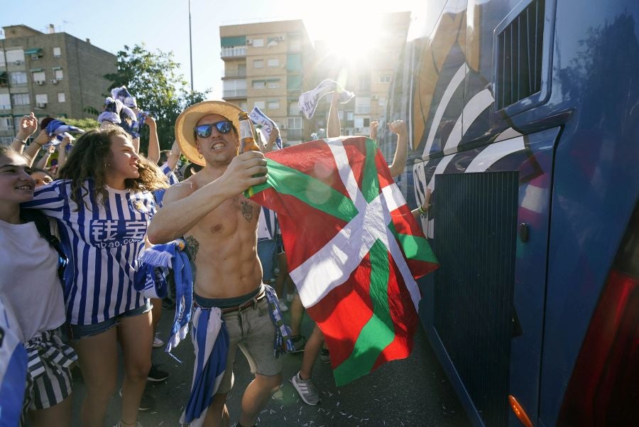 Gran ambiente en las inmediaciones del estadio Nuevo Los Cármenes antes del partido entra la Real y el Atlético Madrid
