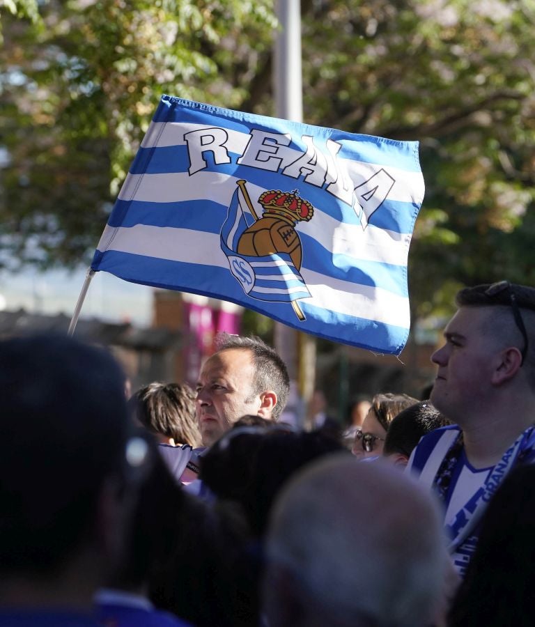 Gran ambiente en las inmediaciones del estadio Nuevo Los Cármenes antes del partido entra la Real y el Atlético Madrid