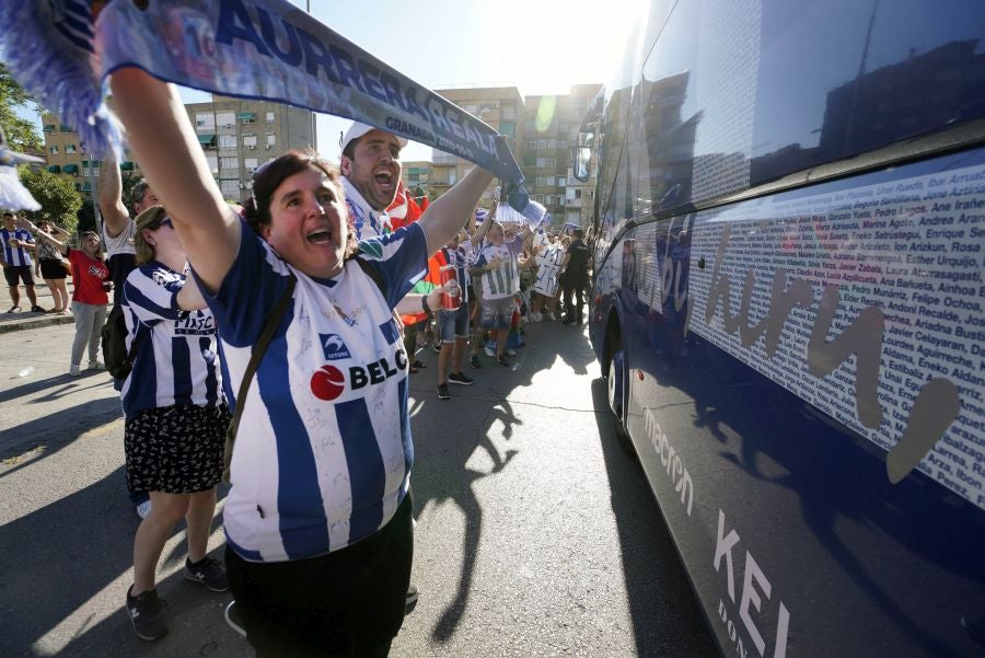 Gran ambiente en las inmediaciones del estadio Nuevo Los Cármenes antes del partido entra la Real y el Atlético Madrid