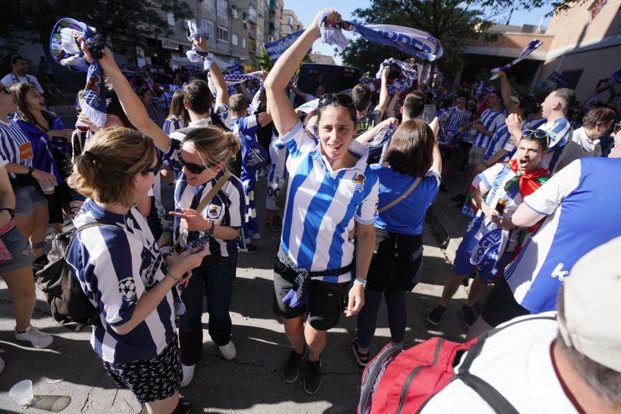 Gran ambiente en las inmediaciones del estadio Nuevo Los Cármenes antes del partido entra la Real y el Atlético Madrid
