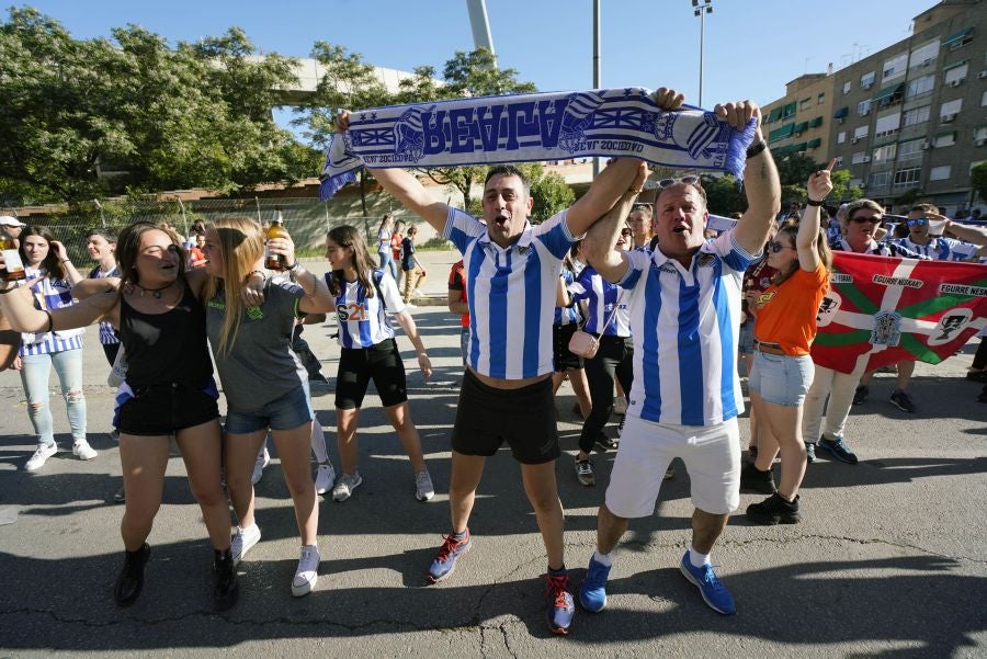 Gran ambiente en las inmediaciones del estadio Nuevo Los Cármenes antes del partido entra la Real y el Atlético Madrid