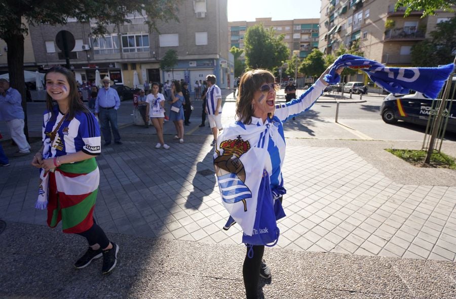 Gran ambiente en las inmediaciones del estadio Nuevo Los Cármenes antes del partido entra la Real y el Atlético Madrid