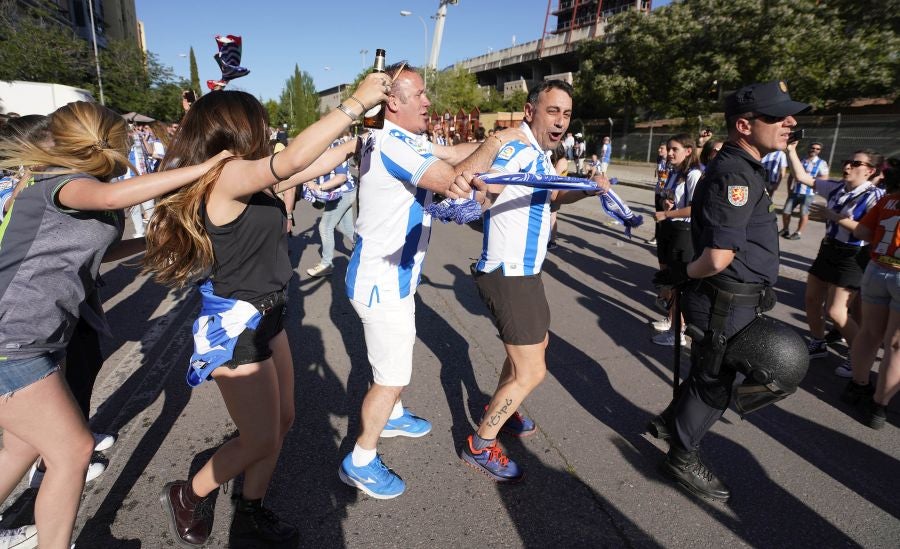 Gran ambiente en las inmediaciones del estadio Nuevo Los Cármenes antes del partido entra la Real y el Atlético Madrid