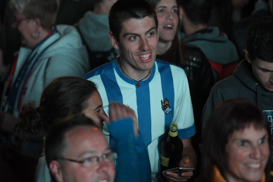 Niños y mayores se han acercado hasta la Trini para vivir la final de la Copa de la Reina 