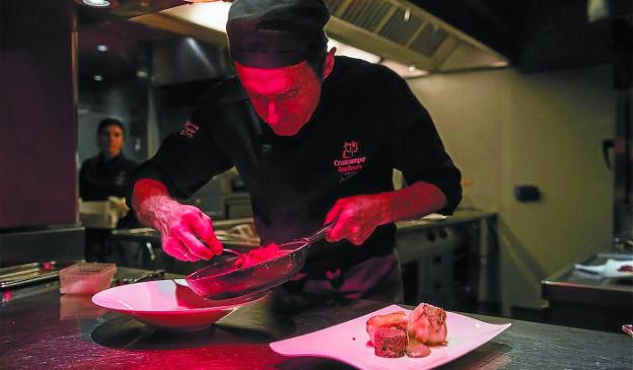 Uno de los artistas de la cocina del Enekorri emplata una de sus exquisitas creaciones. 