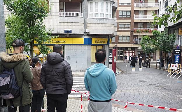 Imagen principal - Agentes de la Ertzaintza en la zona en la que se ha producido el ataque. 