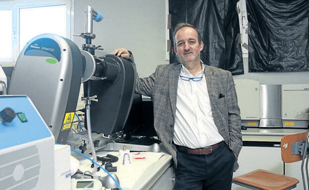 El investigador José Luis Pedraz, en el laboratorio de Tecnología Farmacéutica de Vitoria 