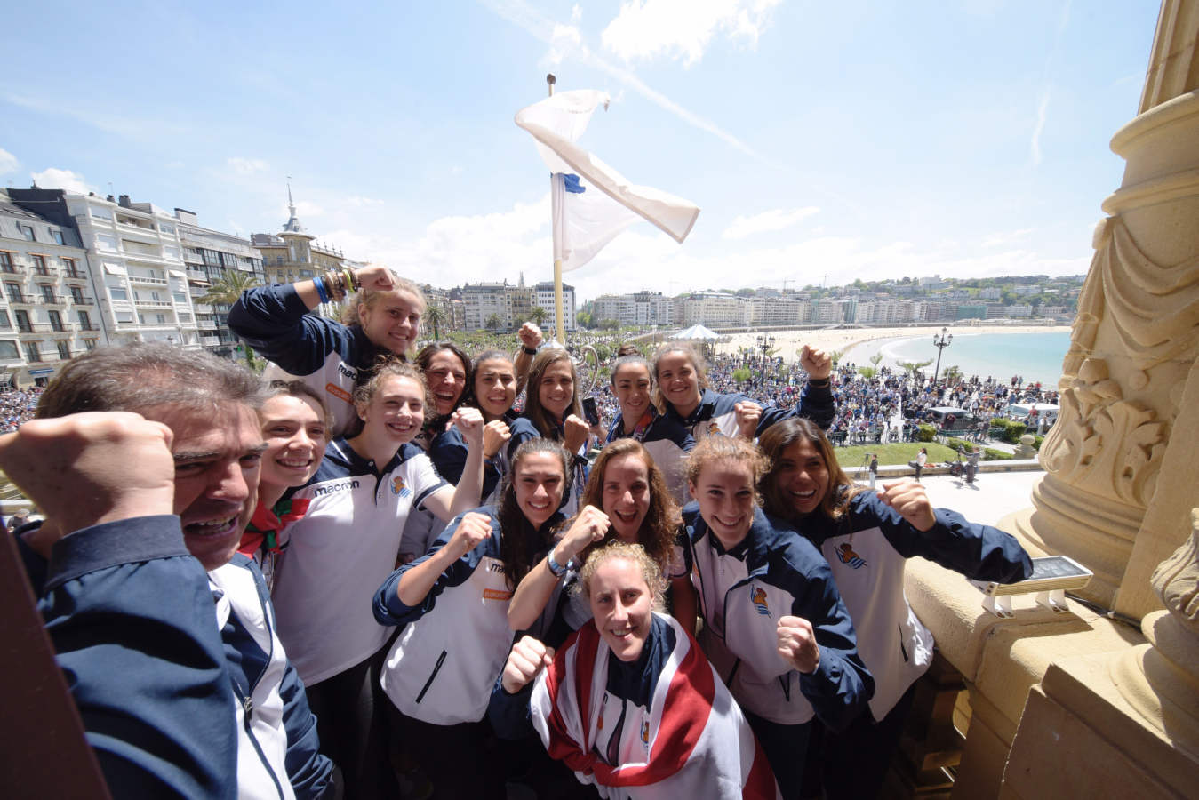 Las chicas de la Real Sociedad salieron al balcón de la casa consistorial para celebrar con la afición el triunfo cosechado en Granada.
