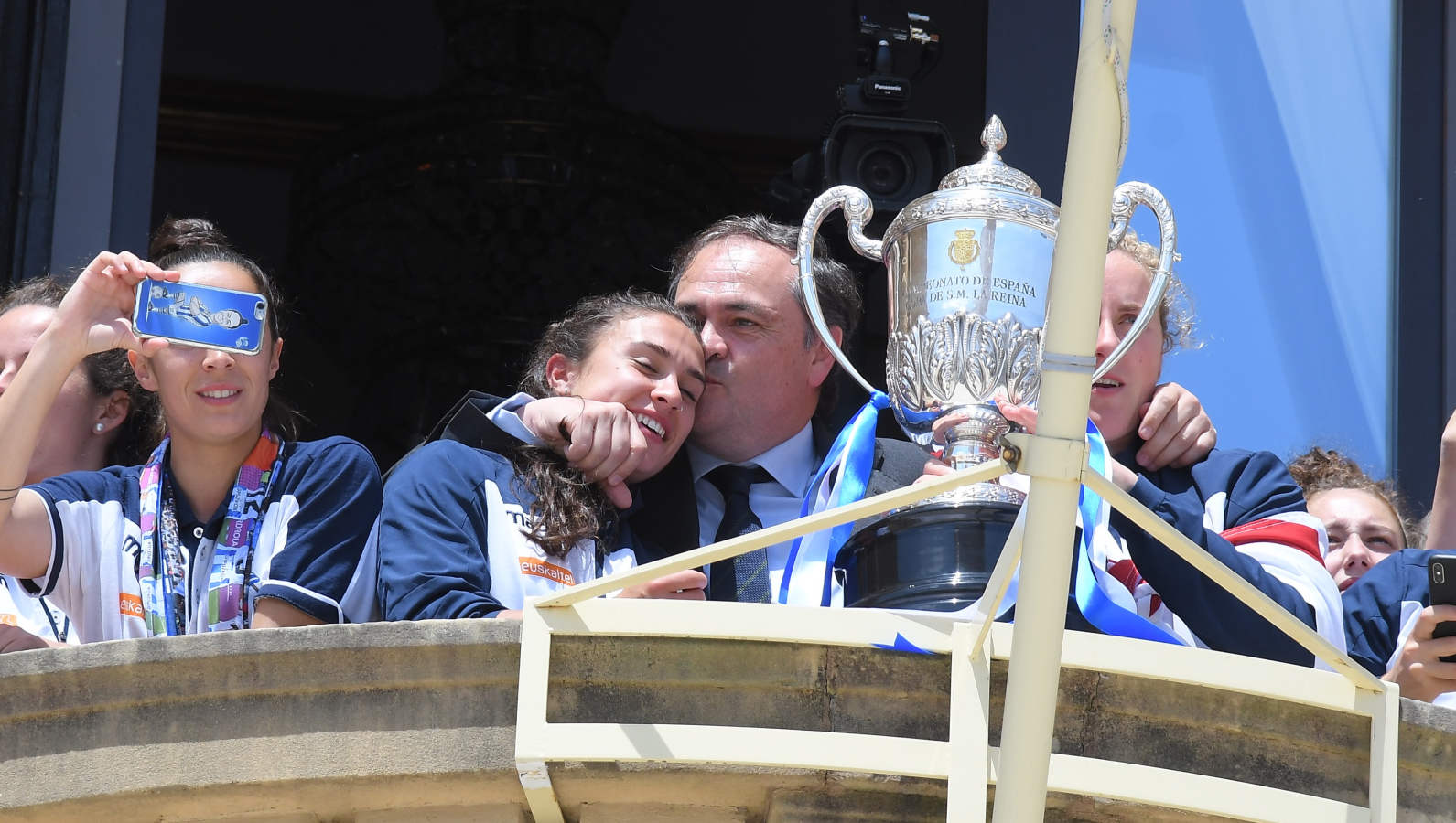 Las chicas de la Real Sociedad salieron al balcón de la casa consistorial para celebrar con la afición el triunfo cosechado en Granada.