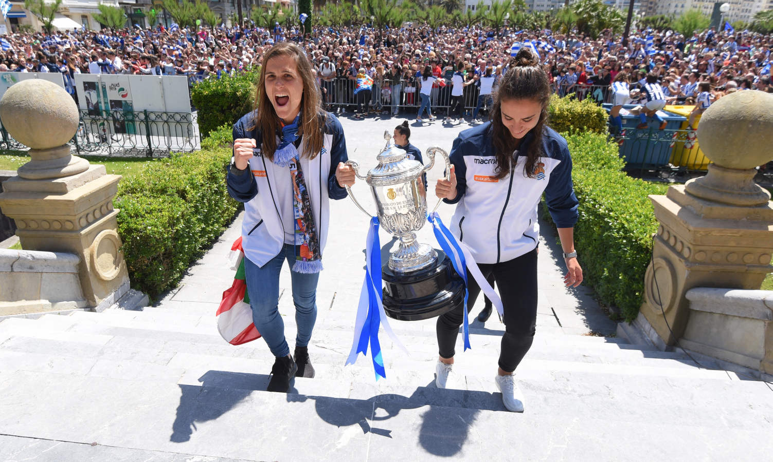 Las chicas de la Real Sociedad salieron al balcón de la casa consistorial para celebrar con la afición el triunfo cosechado en Granada.