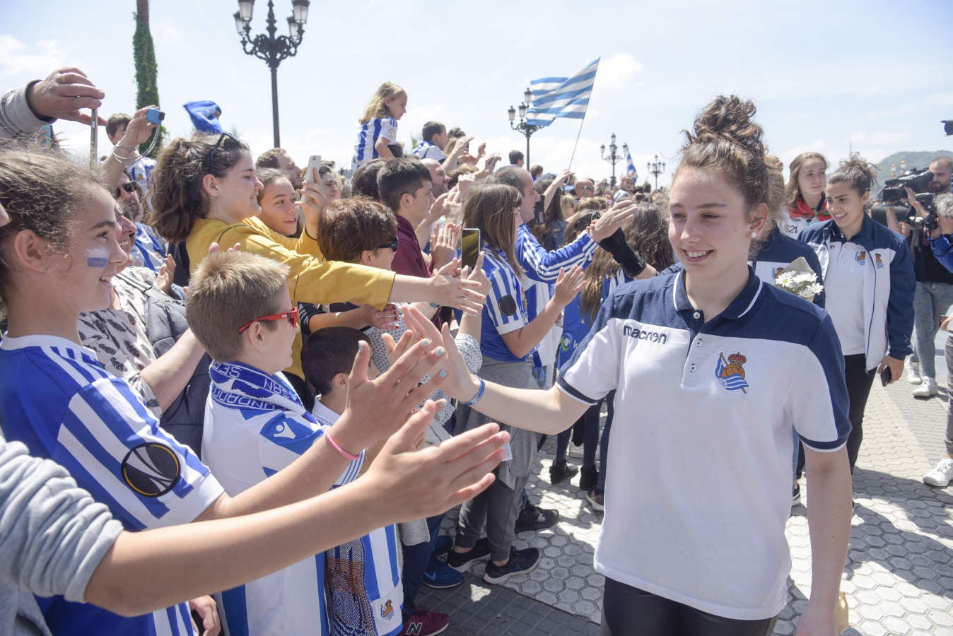 Las chicas de la Real Sociedad salieron al balcón de la casa consistorial para celebrar con la afición el triunfo cosechado en Granada.
