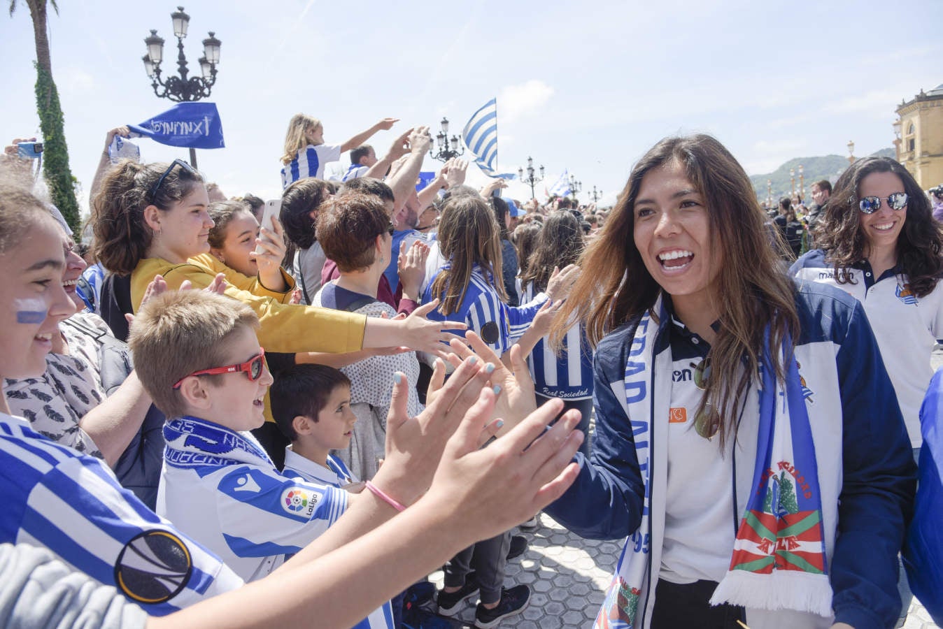 Las chicas de la Real Sociedad salieron al balcón de la casa consistorial para celebrar con la afición el triunfo cosechado en Granada.
