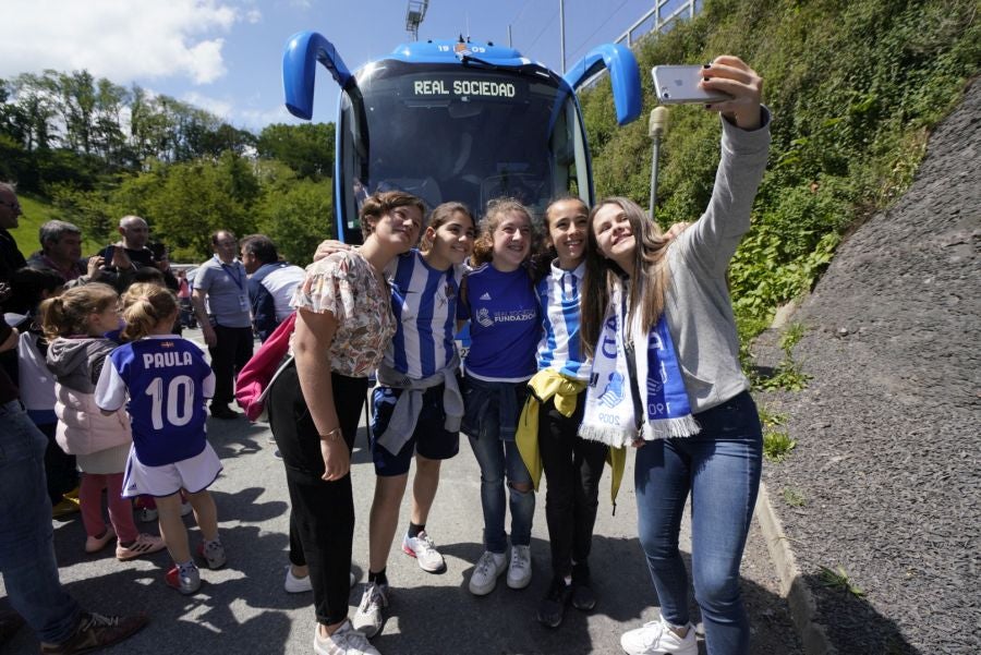 La expedición txuri urdin ha llegado a Zubieta entre los aplausos de los muchos seguidores que se han acercado para recibir a las campeonas. 