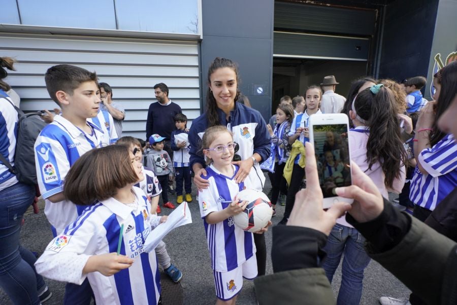 La expedición txuri urdin ha llegado a Zubieta entre los aplausos de los muchos seguidores que se han acercado para recibir a las campeonas. 