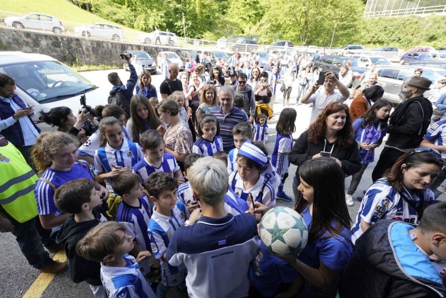 La expedición txuri urdin ha llegado a Zubieta entre los aplausos de los muchos seguidores que se han acercado para recibir a las campeonas. 