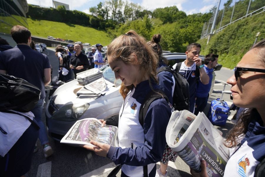 La expedición txuri urdin ha llegado a Zubieta entre los aplausos de los muchos seguidores que se han acercado para recibir a las campeonas. 