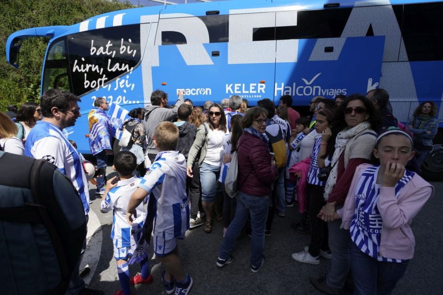 La expedición txuri urdin ha llegado a Zubieta entre los aplausos de los muchos seguidores que se han acercado para recibir a las campeonas. 
