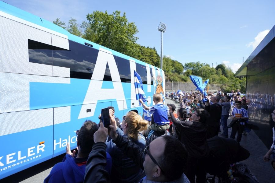 La expedición txuri urdin ha llegado a Zubieta entre los aplausos de los muchos seguidores que se han acercado para recibir a las campeonas. 