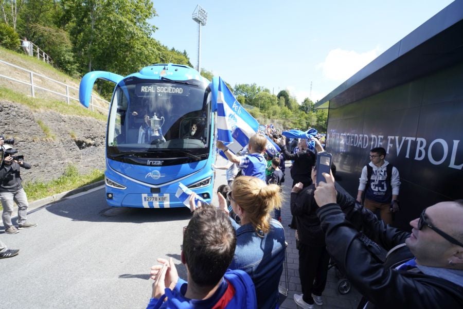 La expedición txuri urdin ha llegado a Zubieta entre los aplausos de los muchos seguidores que se han acercado para recibir a las campeonas. 
