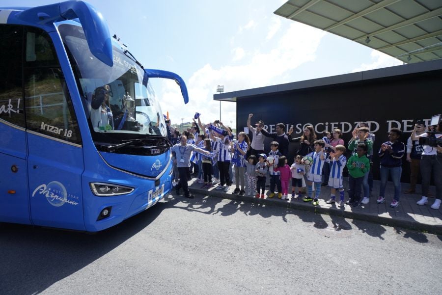 La expedición txuri urdin ha llegado a Zubieta entre los aplausos de los muchos seguidores que se han acercado para recibir a las campeonas. 