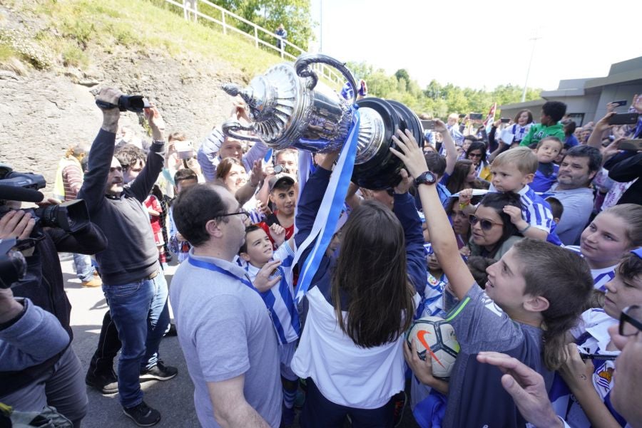 La expedición txuri urdin ha llegado a Zubieta entre los aplausos de los muchos seguidores que se han acercado para recibir a las campeonas. 