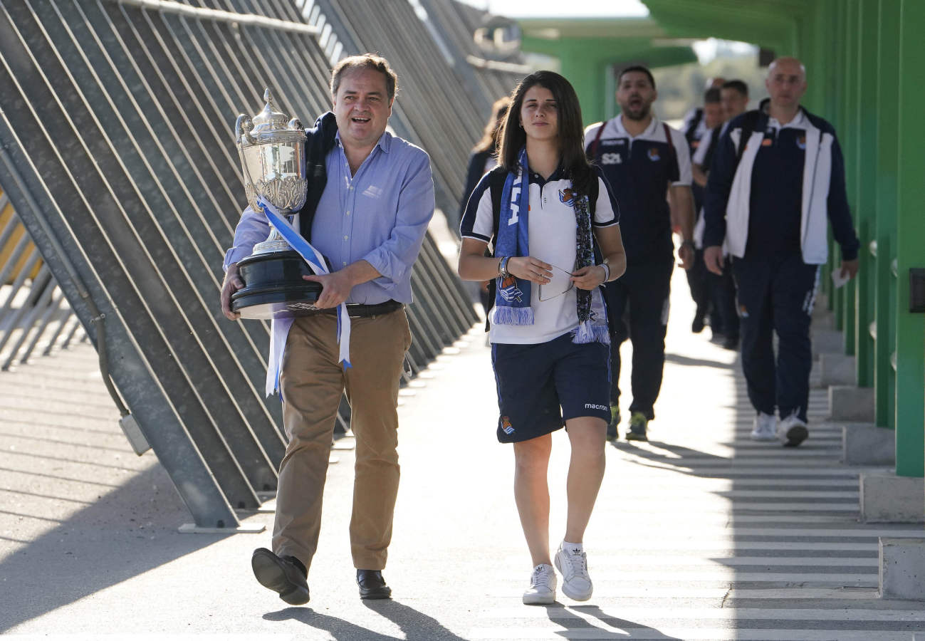 La expedición txuri urdin ha partido esta mañana de Granada dispuesta a celebrar un intenso día de homenajes