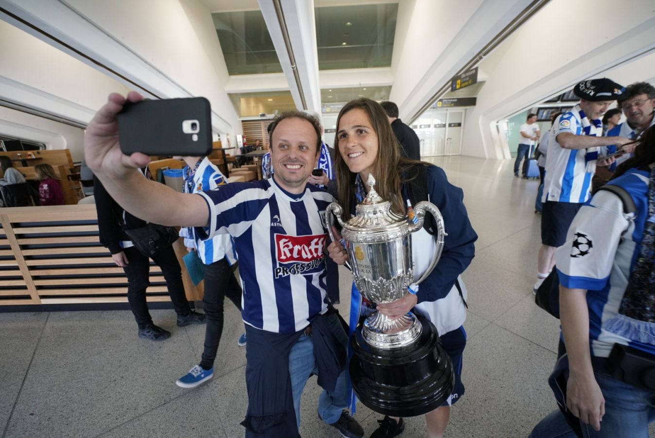 La expedición txuri urdin ha partido esta mañana de Granada dispuesta a celebrar un intenso día de homenajes