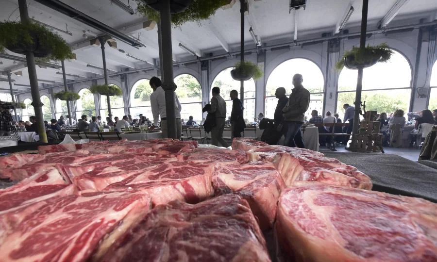 La plaza Euskal Herria ha sido, este fin de semana, el epicentro del mejor asado, la capital mundial de la brasa. Todo un espectáculo que llega de la II edición de las Jornadas Haragi.