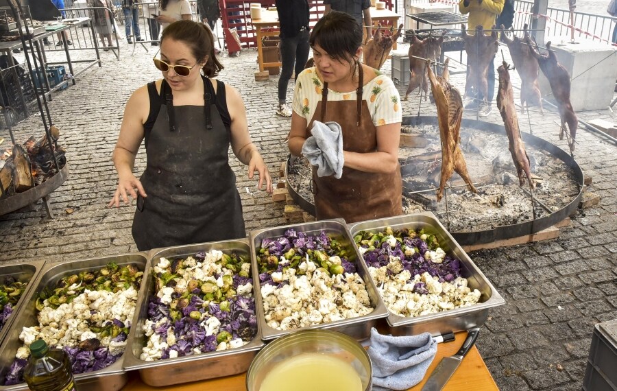 La plaza Euskal Herria ha sido, este fin de semana, el epicentro del mejor asado, la capital mundial de la brasa. Todo un espectáculo que llega de la II edición de las Jornadas Haragi.