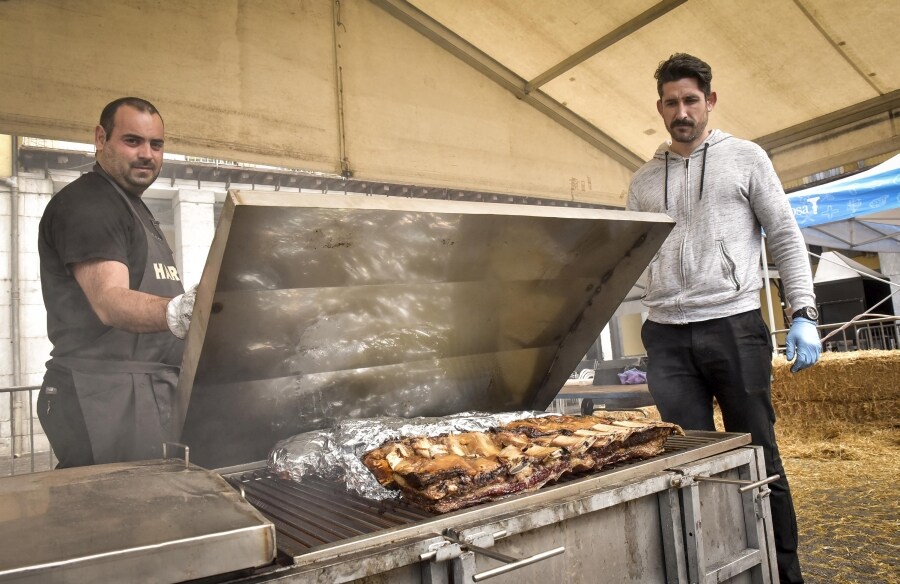 La plaza Euskal Herria ha sido, este fin de semana, el epicentro del mejor asado, la capital mundial de la brasa. Todo un espectáculo que llega de la II edición de las Jornadas Haragi.