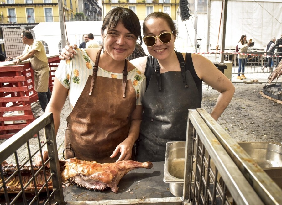 La plaza Euskal Herria ha sido, este fin de semana, el epicentro del mejor asado, la capital mundial de la brasa. Todo un espectáculo que llega de la II edición de las Jornadas Haragi.