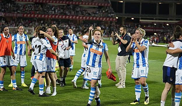 Las jugadoras realistas celebran la consecución del título sobre el césped de Los Cármenes.