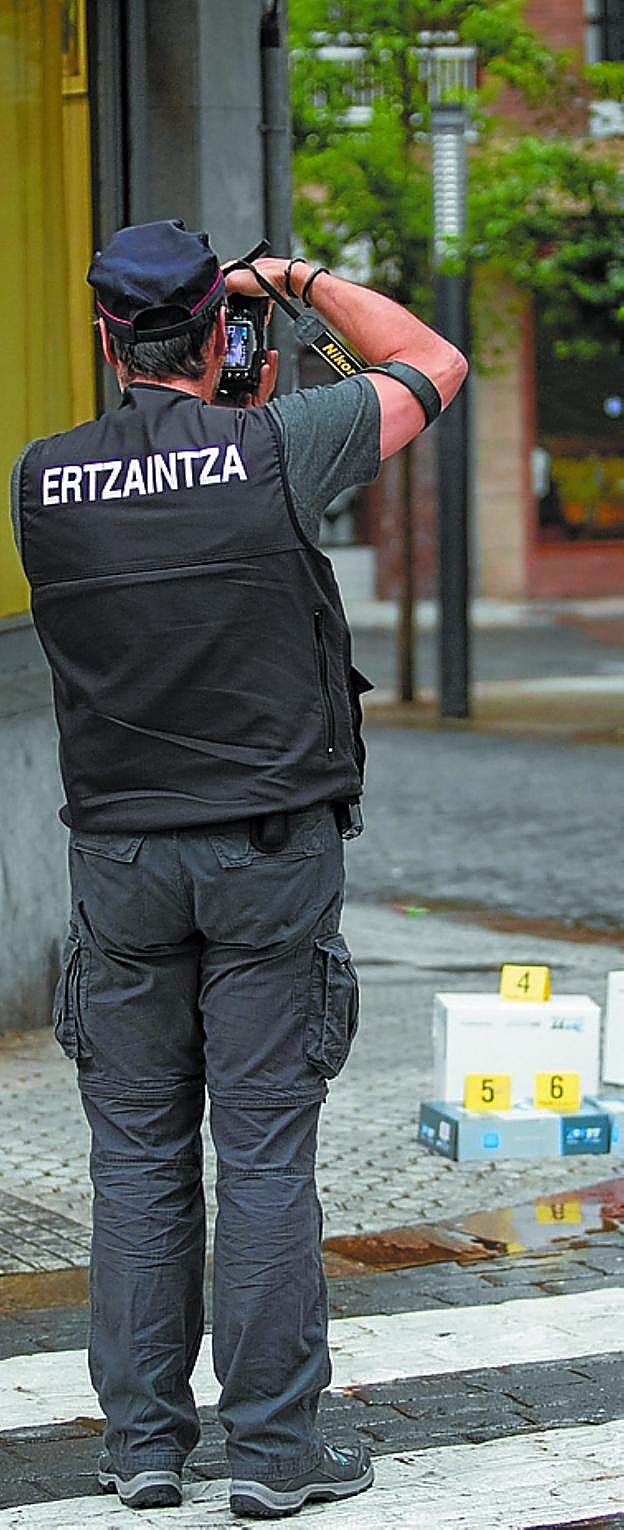 n agente fotografía la escena del crimen. 