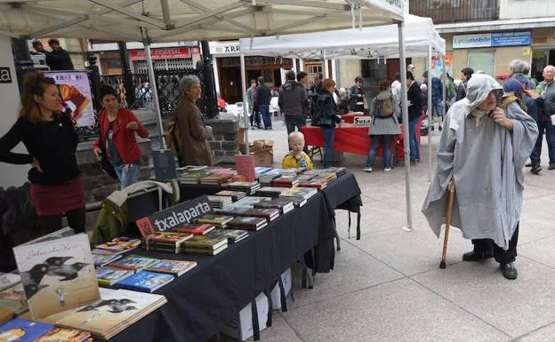 El actor Patxi Santamaría, caracterizado para el homenaje a Anjel Lertxundi, entre los puestos que acababan de instalarse en Musika Plaza. 