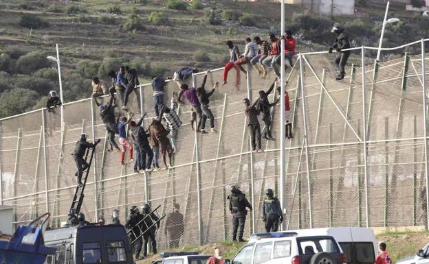 Medio centenar de inmigrantes entran en Melilla en el mayor asalto a la valla en seis meses