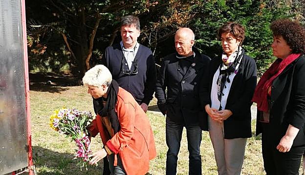 María Valiente, ayer en la ofrenda floral en Saturraran, acompañada por miembros de su candidatura. 