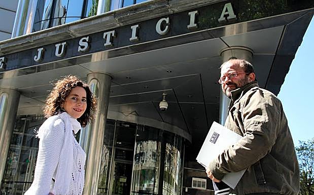 Amaia Gómez y Jesús Oñate, miembros de LAB, hoy en los juzgados de Gasteiz. 