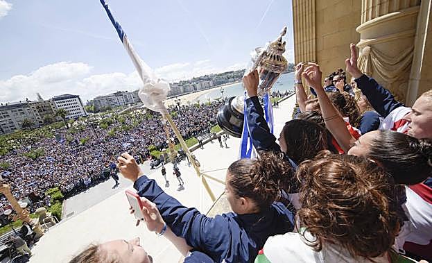 Las jugadoras de la Real ofrecen la Copa a los aficionados que abarrotaron Alderdi Eder. 