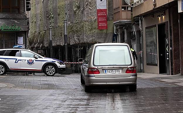 El coche fúnebre aparcado en las proximidades del lugar del crimen del pasado sábado. 