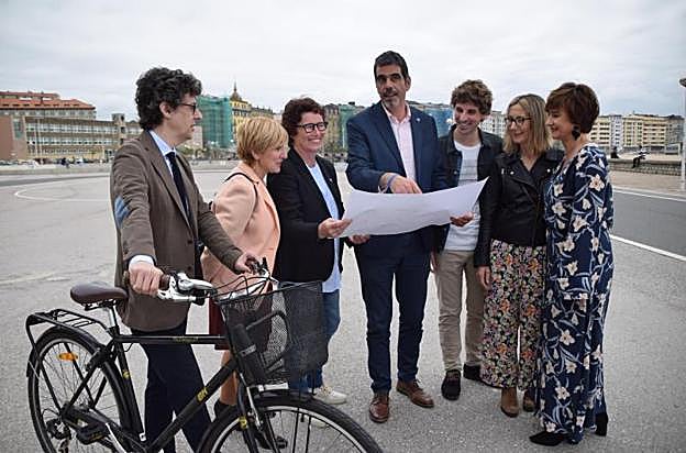 Goia junto a su equipo, ayer en la zona de Sagüés. 