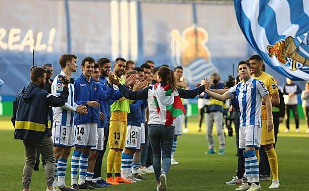 Los jugadores de la Real hicieron pasillo a las campeonas en la fiesta de celebración que tuvo lugar en Anoeta tras el partido contra el Real Madrid.