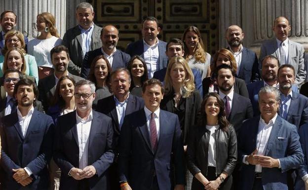 Rivera y su nuevo equipo de 57 diputados se han hecho la foto de familia en el Congerso. 