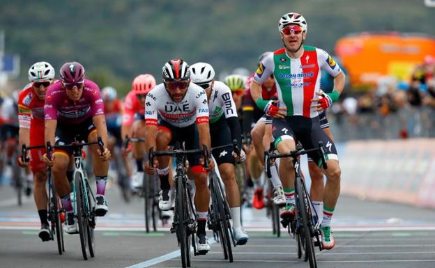 Gaviria (c) y Viviani (d), tras el esprint.