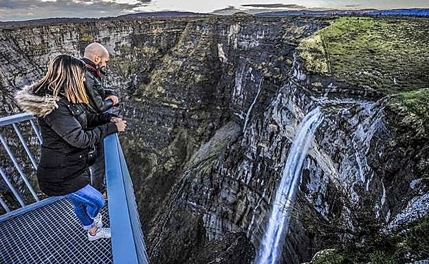 Solo los más osados y carentes de vértigo se asoman al mirador. 