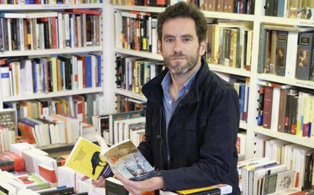 Borja Sémper, en la librería Lagun, una de sus preferidas en la ciudad.