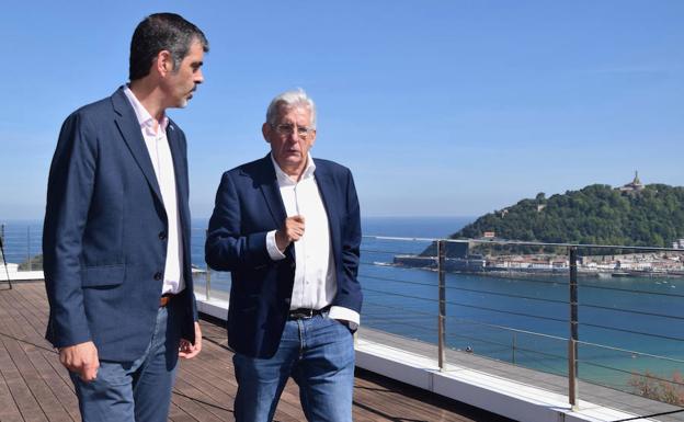 Eneko Goia y Pedro Miguel Etxenike, este martes en la terraza de la Talent House del paseo Duque de Baena de Donostia.