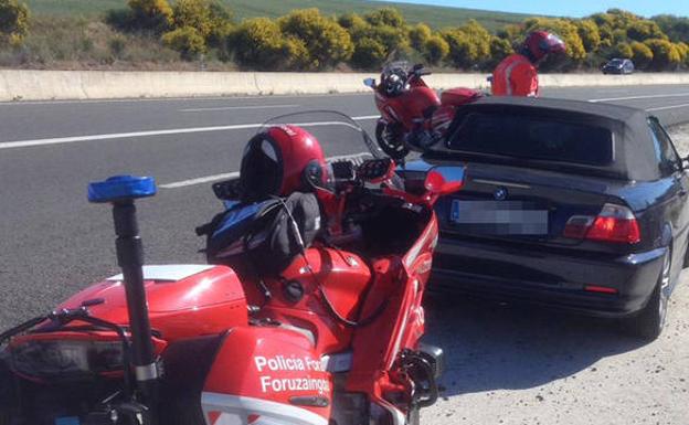 Patrullas del Grupo de Radar, Seguridad Vial y Atestados de la Policía Foral detuvieron el vehículo.