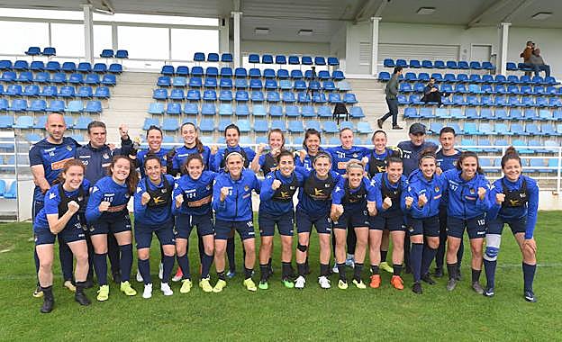 Las jugadoras y el cuerpo técnico de la Real Sociedad, en la sesión preparatoria del viernes, poco antes de salir para la final de la Copa de la Reina. 